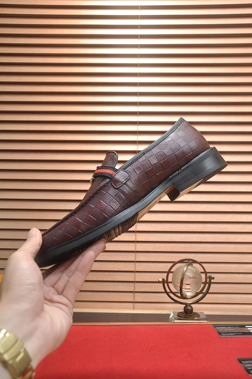 Men's men's shoes 💰460💶 [LV] (original single cowhide lining) 🍀LV's latest genuine leather business suit shoes are launched simultaneously on the official website. The first-layer cowhide imported from Italy is made of heavy gold, 💥1:1 rubber outsole from the official website. Versatile to wear, high-end without losing class, and the color combination is extraordinary. This four-season style is alluring when worn on your feet, showing off your big-name flair. Standard code 38-45 (45 customized)